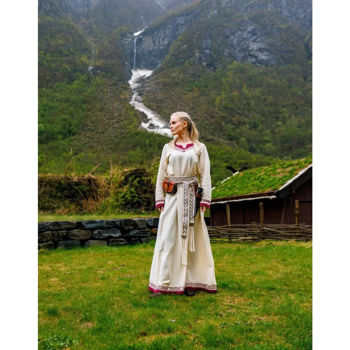 Wikingerin in langem Kleid