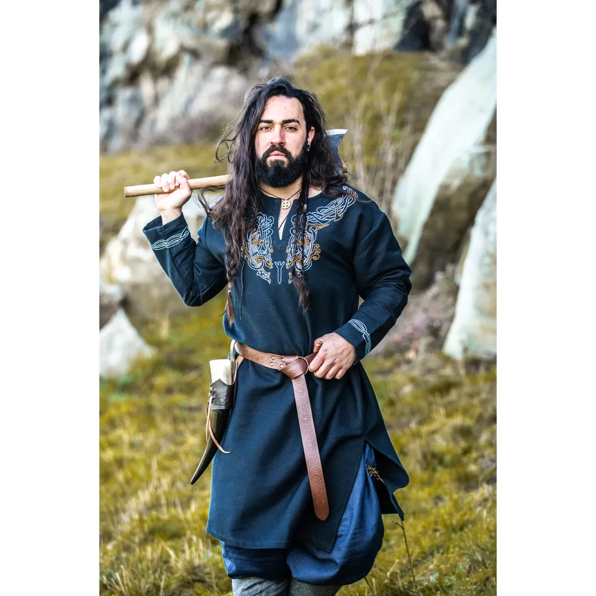 Wikinger Tunkia schwarz "Snorri" mit Handstickerei im Urnes-Stil S