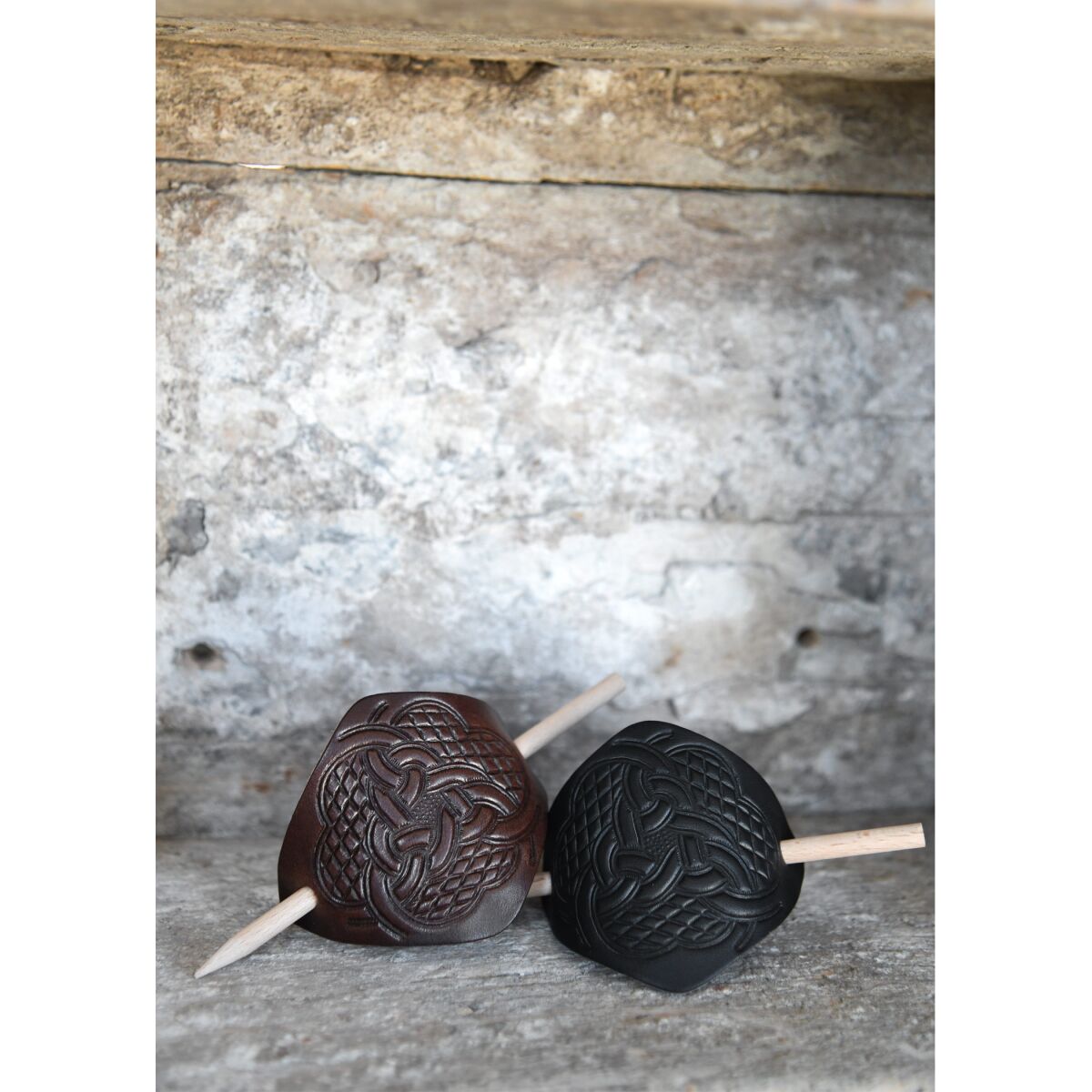 Kleine Haarspange aus Leder mit Knotenmuster & Holzstift